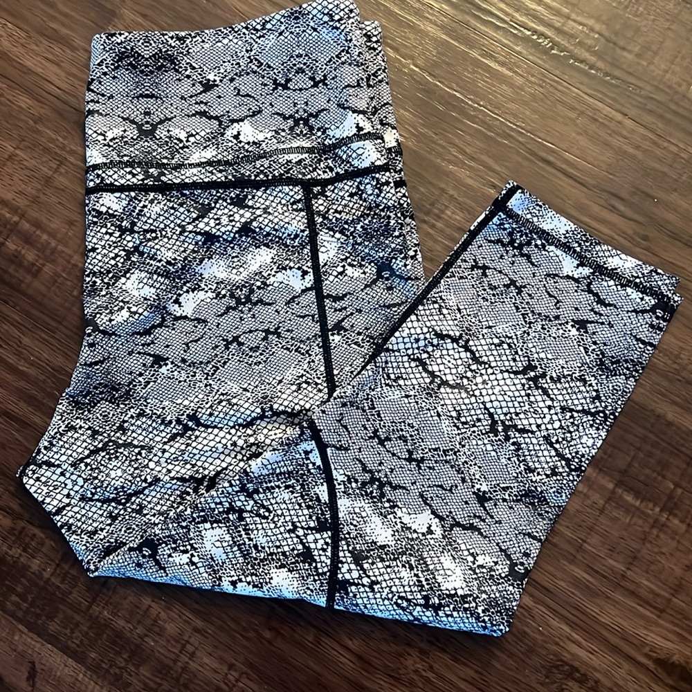 Zyia Black Viper Pocket Capri